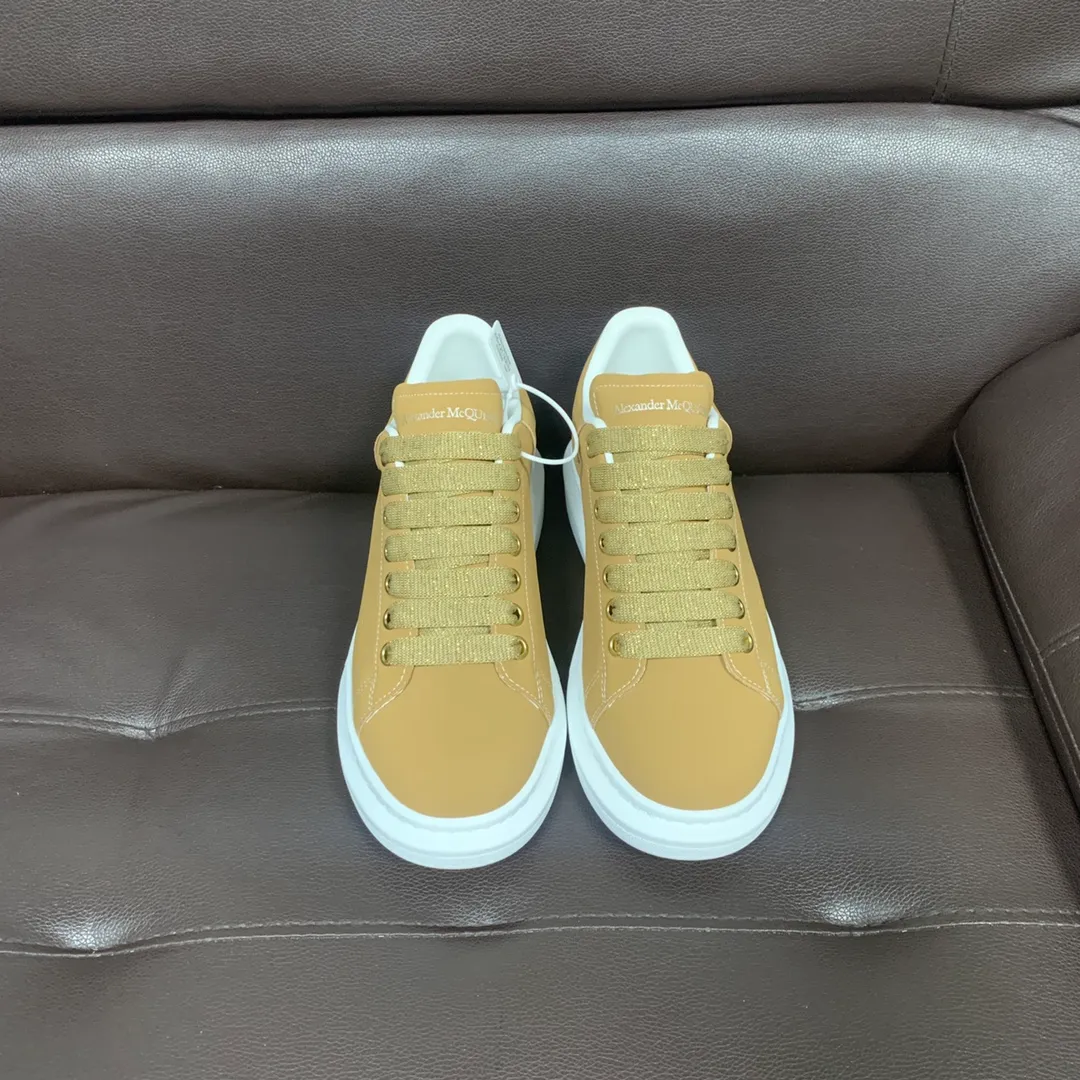 👟👟Ex-factory price 560👟👟 Professional McQueen factory. Top version. Couple style Alexander McQUEEN high version has been upgraded to the highest quality again✅ 💪McQueen Spring, Summer, Autumn and Winter top version Purchasing level✅ Recruiting national online and offline agents to join🤝 🏆Fabric: Original materials imported from Italy. Texture, water-resistant and non-discoloring 🏆Inner lining: ️A-grade Italian imported lining resistant to dirt, sweat-absorbent, breathable and comfortable 🏆Foot pads: top-grade imported Italian super-soft cowhide leather 🏆Outsole: PU+counter 1:1 🏆Shoe box: original white box. Plus white flip cover for double-layer protection. Cloth bag. Handbag. Certificate of 1:1 mold opening, 4-piece set. Delivered with a pair of shoelaces. 🖕🏿🖕🏿🖕🏿 You can choose any pair of shoelaces in any color of our factory 🏆Code number: women's 34-41. men's 38-46 🏆Special remarks (women's code 34.40.41, men's code 38.45.46 is customized, no returns or exchanges) Win-win cooperation 🤝